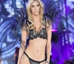 Sayap Devon Windsor di 'Victoria's Secret Fashion Show'