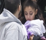 Sedih, Ariana Memeluk Boneka Unicorn