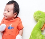 Iori 'Ketakutan' Berpose Bersama Boneka Dinosaurus