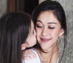  Ciuman Hangat dari Sarah untuk Nana Mirdad