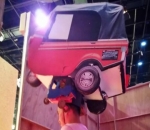  Ruben Onsu Mengenakan Headpiece Berbentuk Bajaj