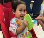  Vania Sedang Makan Siang