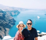 Momo dan Suami Keliling Santorini