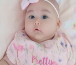 Baby Kayla Mengenakan Bandana Pita