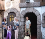  Keluarga Zaskia Adya Mecca di Disneyland Park
