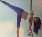 Yoga Ditemani Anjing Peliharaannya