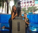 Berfoto dengan Patung Hachiko