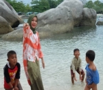 Keceriaan Dewi Sandra saat di Pulau Belitung