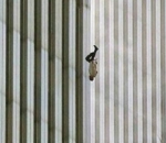 Pria Terjun Bebas Saat Tragedi WTC (2001)