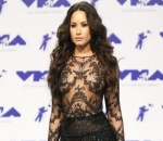 Demi Lovato, Tampil Seksi dengan Balutan Jumpsuit Rancangan Zuhair Murad