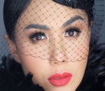 Bergaya dengan Birdcage Veil, Yuni Shara Cantik Mempesona