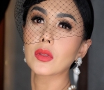  Lipstik Merah Menyala Tambahkan Kesan Sensual Pada Yuni Shara