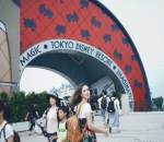 Pamela Bowie Liburan ke Disneyland Tokyo