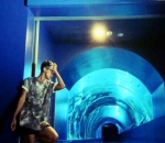 Aming Menikmati Birunya Aquarium Besar Singapura