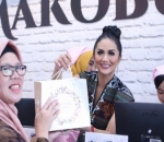 Krisdayanti Resmikan Makobu Cake