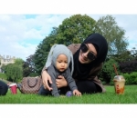  Fedi Nuril dan Istri Ajak Baby Hasan ke Taman