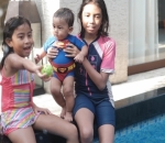  Anak-Anak Mesiya Siregar Berenang Bersama