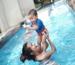  Meisya Siregar Ajari Baby Bambang Berenang