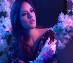 Pose Anggun Raisa dalam Pemotretan