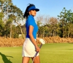 Gaya Seksi Farah Quinn Saat Bermain Golf