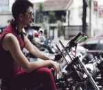 Vincent Rompies Kece dengan Setelan Merah