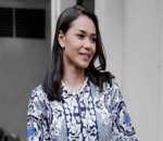 Adinia Wirasti Berbalut Batik Berwarna Biru