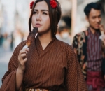Vicky Shu Cantik dalam Balutan Batik 