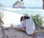 Sharena & Ryshaka Menikmati Pesona Pantai Ngudel