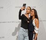  Selfie Bersama Gigi Hadid
