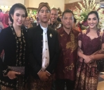 Ashanty & Anang Hermansyah Pose Bersama Anak Jokowi