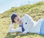 Berbaring di Atas Rumput, Tatapan Jin Lelehkan Hati Fans