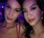  Berfoto Bersama Bella Hadid