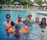 Berenang Bersama Keluarga