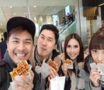  Serunya Makan Waffle Bersama