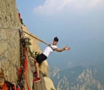 Uji Adrenalin dengan Naik Gunung Huashan