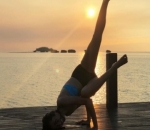 Pose Yoga Liza Elly Ditemani Matahari Tenggelam