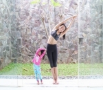 Lucunya Pose Yoga Liza Elly & Putri Semata Wayangnya