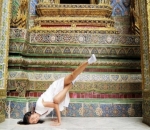 Liburan ke Bangkok, Liza Elly Masih Betah Pamer Gerakan Yoga