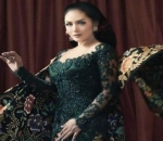 Krisdayanti Padukan Kebaya Hijau Tua dengan Riasan Natural