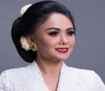 Anggun Bersanggul, Yuni Shara Padukan Kebaya Putih dengan Lipstik Merah