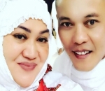 Sule dan Istri Beribadah Bersama