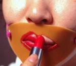 Cegah Lipstik Blepotan dengan Cetakan Bibir