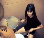 Chloe Mengasah Kemampuannya Bermain Drum