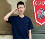 Eunkwang BTOB Pose Ala Militer