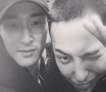 G-Dragon Berfoto Bersama Sang Manajer Sebelum Wamil