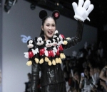 Penampilan Sandra Dewi dengan Puluhan Boneka