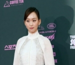 Jin Ki Joo Anggun Kenakan Gaun Putih Panjang