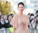 Gaun Mewah Kim Hee Ae Menjadi Sorotan di Red Carpet
