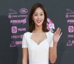 Jo Bo Ah Pamer Kaki Jenjang di The Seoul Awards 2018