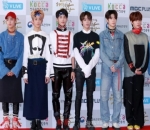 NCT 127 dengan Kostum yang Sangat Tak Biasa